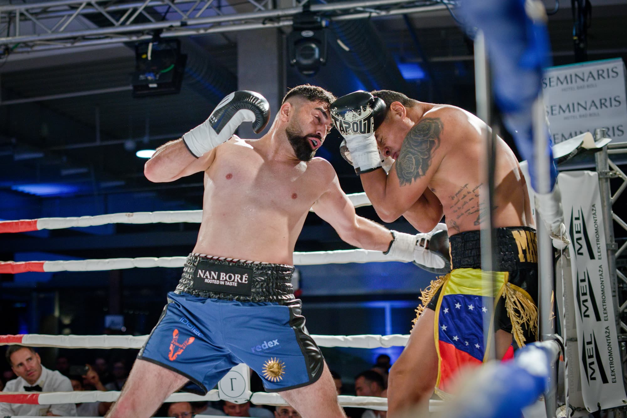 Boxkampf im Ring in Farbe